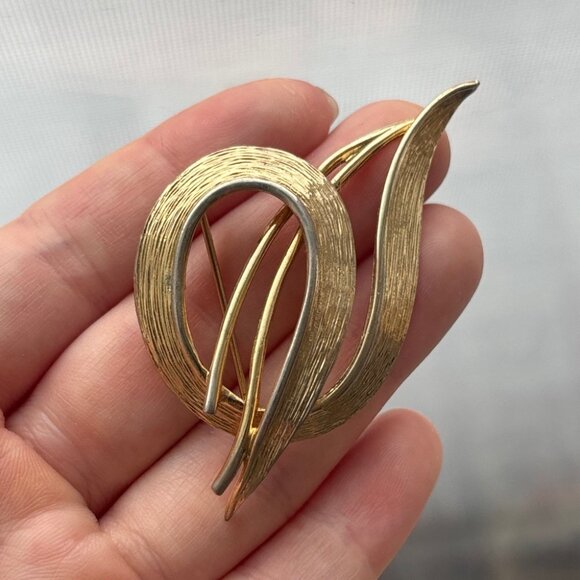 Vintage Avon Signed 3307 Elegant Gold-Tone Textured Leaf Swirl Brooch - Picture 3 of 6